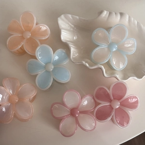 Süße matte Haarspangen in Blumenform in Macaron-Farben mit Perlendetails für Damen