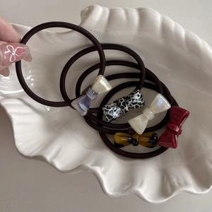Detailed set of 5 mini acetate bow hair ties in pearl, leopard, and wine red finishes