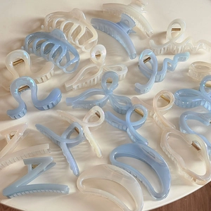 Set di mollette per capelli blu e bianco crema in vari design geometrici minimalisti