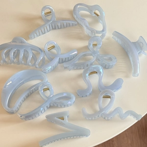 Set di 9 mollette per capelli in resina blu perlato con molle dorate su base neutra