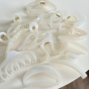 Set di fermagli per capelli in crema perlata in varie forme per acconciature eleganti