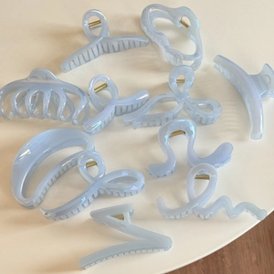 Set di mollette per capelli azzurro iridato in varie forme geometriche e a fiocco per lei