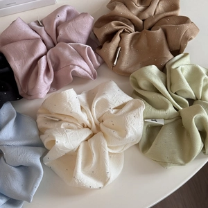 Elegante Haargummis aus Satin mit Strasssteinen in sechs verschiedenen Pastellfarben