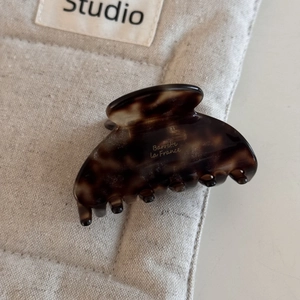 Macro shot of tortoiseshell acetate hair claw with Barrette La France gold lettering