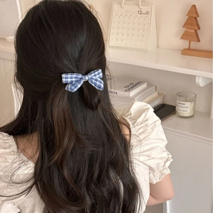 Elegant blue and white plaid bow hair clip on model for a Korean retro style hair look