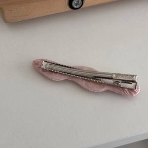 Detail der rosafarbenen Stoff-Haarklammer mit silbernem Metallclip und Korea-Gravur