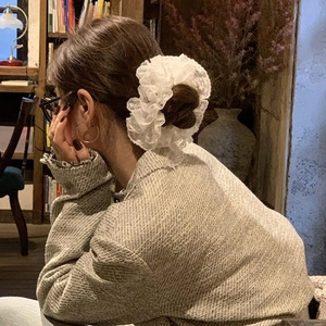Elegante elastico in pizzo bianco su chignon, accessorio per capelli stile sposa