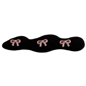 Minimalistische schwarze Wellen-Haarklammer mit drei rosa Schleifen auf weißem Grund