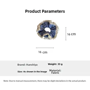 Détail du chouchou à carreaux bleus avec dentelle, mesurant 16 cm de diamètre et pesant 33 g