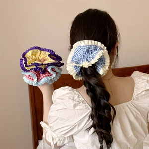 Chouchous à carreaux avec bordure en dentelle et couches volantées de couleurs variées