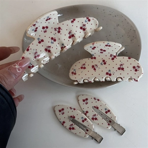 Détail du lot de 4 accessoires cheveux motif cerise avec pinces crabes et barrettes plates