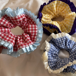 Trois chouchous à carreaux avec bordure en satin froufrous en rouge, jaune et bleu