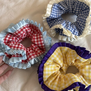 Lot de 3 chouchous à carreaux avec bordure en dentelle en rouge, bleu et jaune