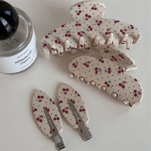 Lot de pinces à cheveux motif cerise et barrettes avec détails en strass élégants