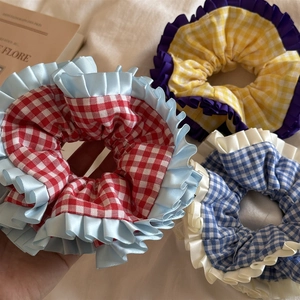 Vue détaillée de trois chouchous à carreaux avec bordures en dentelle de style champêtre