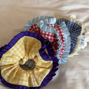 Détail de trois chouchous à carreaux avec bordure en dentelle satinée de style coréen