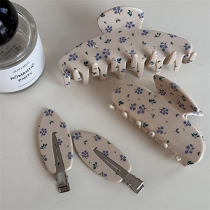 Détail de l'ensemble de pinces à cheveux fleuries avec motifs de baies bleues