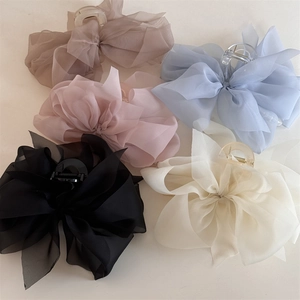 Flachbild von fünf großen Organza-Haarklammern in verschiedenen Pastellfarben