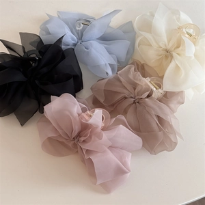 Flache Ansicht von weichen Netz-Schleifen-Haarklammern in Schwarz, Blau, Weiß, Kaffee und Rosa