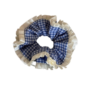 Chouchou à carreaux bleu et blanc avec bordures en dentelle crème pour femmes