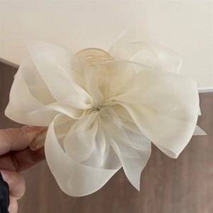 Detail einer cremeweißen Chiffon-Blumen-Haarklammer mit gestuften Netz-Blütenblättern