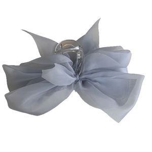 Eleganter Morandi-blauer Haarkrebs mit Mesh-Schleife für einen sanften Prinzessin-Stil
