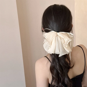 Pince à cheveux élégante avec nœud en mousseline plissée blanc crème et perle