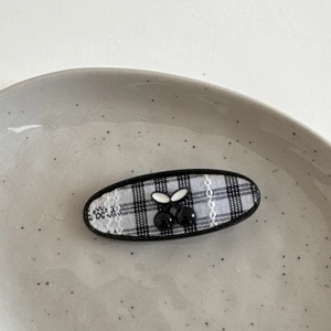 Detailansicht der karierten Haarspange mit Kirschdekor und weißer Spitzenkante