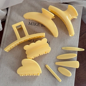 Détails de l'ensemble de pinces à cheveux jaune crème mat aux formes géométriques