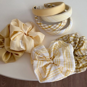 Cerchietto a quadretti gialli e set di elastici per capelli per acconciature alla moda