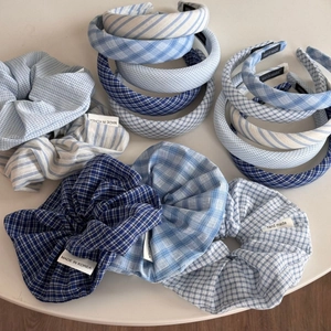 Mise à plat de serre-têtes en tissu bleu à carreaux et rayures avec chouchous assortis