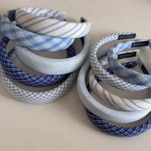Serre-tête en éponge à carreaux bleu et blanc avec texture artisanale pour volume de tête