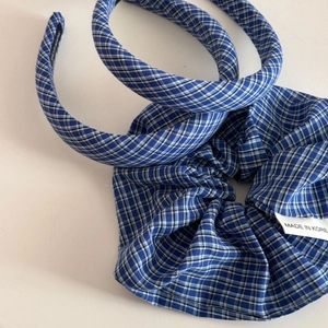 Détail de l'ensemble d'accessoires de cheveux à carreaux bleus avec serre-têtes