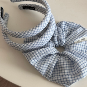 Détail de serre-têtes à carreaux bleus et blancs et chouchou avec étiquettes faites main
