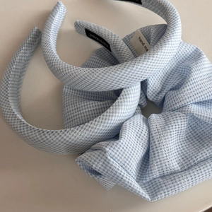 Détail de l'ensemble bandeau et chouchou à carreaux bleus avec étiquette faite main