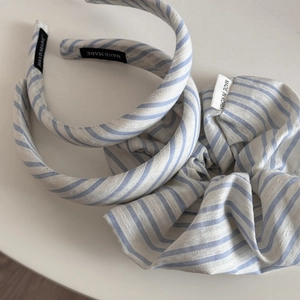 Gros plan de serre-têtes rembourrés à carreaux bleus et blancs avec chouchou assorti