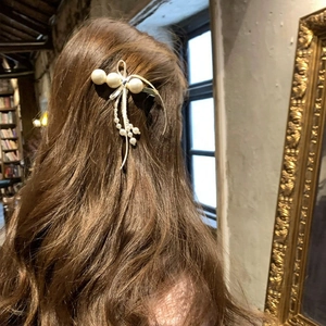 Elegant pearl tassel hair clip for women featuring three pearls and metal wire fringe