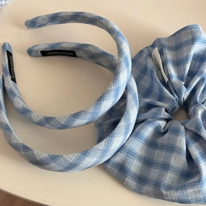 Détail d'un ensemble serre-tête et chouchou à carreaux bleus avec étiquettes faites main