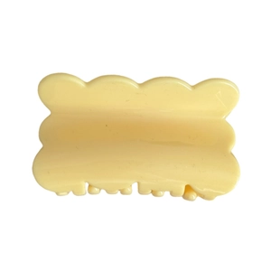 Pince à cheveux carrée jaune fromage avec bords ondulés pour un style élégant