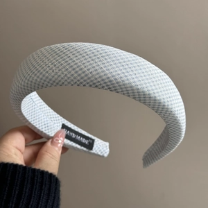 Détail de l'étiquette faite main à l'intérieur du serre-tête rembourré à carreaux