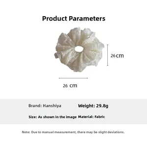 Vue détaillée du chouchou géant en dentelle blanc crème, dimensions 26 cm et texture douce