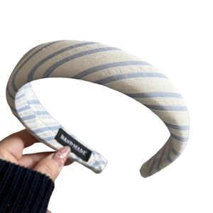 Serre-tête large en éponge à rayures bleues et blanches avec texture textile