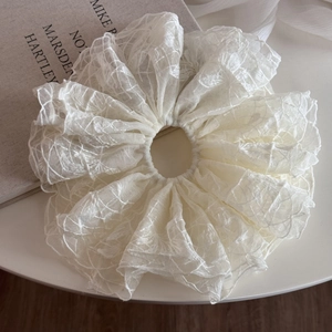 Chouchou géant élégant en dentelle crème avec broderie florale et volants superposés