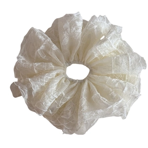 Chouchou géant en dentelle blanc crème élégant avec broderie florale et couches bouffantes