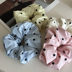 Lot de quatre chouchous à pois pastels en tissu satiné bleu, rose, beige et blanc crème