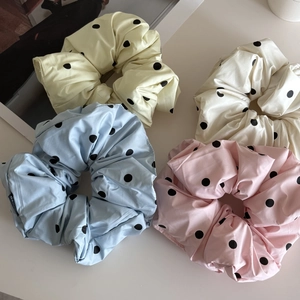 Lot de quatre chouchous à pois pastel en tissu satiné doux pour femmes