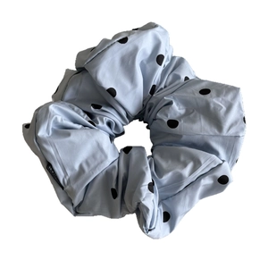 Chouchou géant bleu clair à pois noirs avec texture en tissu doux et moelleux
