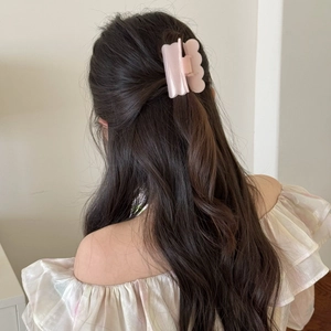 Rosa gewellte Haarklammer im Keks-Design getragen im Haar für einen eleganten Look