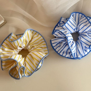 Lot de chouchous géants en tissu rayé bleu et jaune avec des détails de volants doux