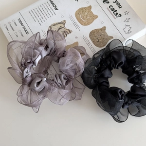 Elegante Haargummis aus Organza in Lila und Schwarz für stilvolle Frisuren